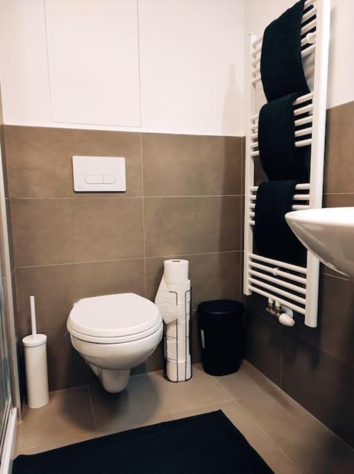 Airport Studio For Two, Free Parking, Airport View Bratislava Eksteriør billede